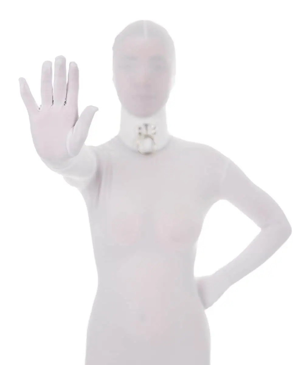 Kajira Blue mit ausgestreckter Hand, die eine "Stopp"-Geste macht