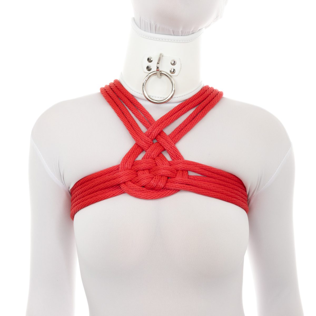 هذه صورة لحزام حبل BDSM. وتظهر فيها امرأة ترتدي من الرأس إلى أخمص القدمين زنتاي أبيض اللون وترتدي طوقًا أبيض اللون. كما أنها ترتدي حزام صدر مصنوع من حبل أحمر. يشكل الحزام حزام عريض من الحبل حول الجزء العلوي من صدرها، مدعومًا بأشرطة تمر على كل كتف. يوجد شكل دمعة منسوج جذاب في أعلى صدرها من المنتصف حيث يتم نسج الحبال معاً.
